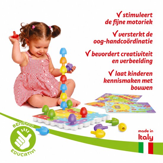 Een meisje bouwt een toren met kleurrijke stukken. De tekst 'gemaakt in Italië' is zichtbaar.