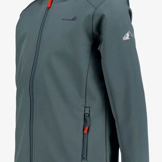 Detail van een blauwgroene softshell jas met oranje ritstrekkers en Mountain Peak logo op de borst en mouw.