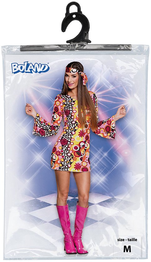 Emballage d'un costume hippie avec une femme en robe colorée, manches évasées, motif floral et circulaire, et bandeau.