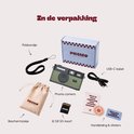 Inhoud van de verpakking: olijfgroene Phomo camera, polsbandje, beschermzakje, 8GB SD-kaart, USB-C kabel, handleiding en stickers, in een Phomo doos.