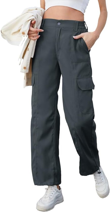 Donkergrijze cargo broek met hoge taille, zijzakken, elastische band en verstelbare zoom op een model.