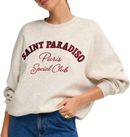 Beige sweater met bordeauxrode tekst 'Saint Paradiso Paris Social Club' op het model.