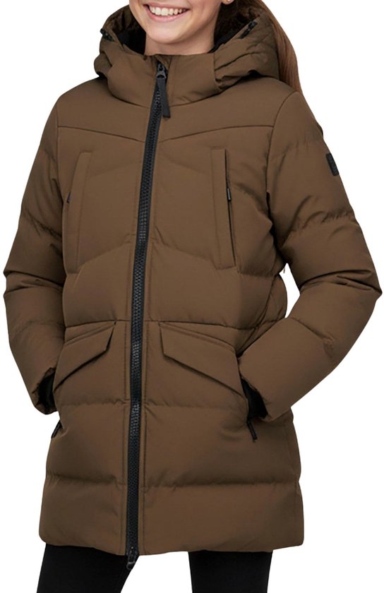 Meisje in een bruine Cars Jeans winterjas met capuchon, zwarte rits en zakken.