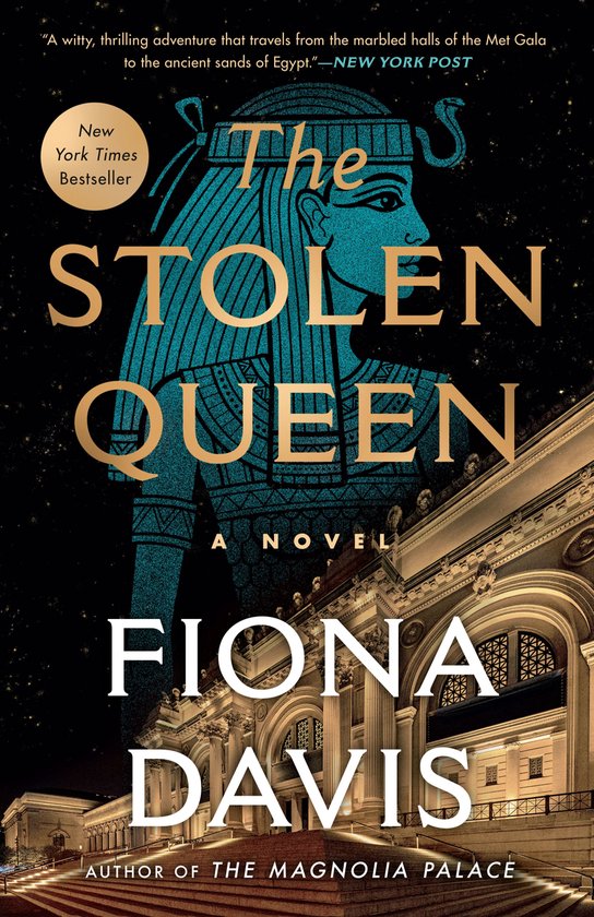Boekomslag van 'The Stolen Queen' met een gouden titel, een illustratie van een Egyptische vrouw en de voorkant van het Met Museum.