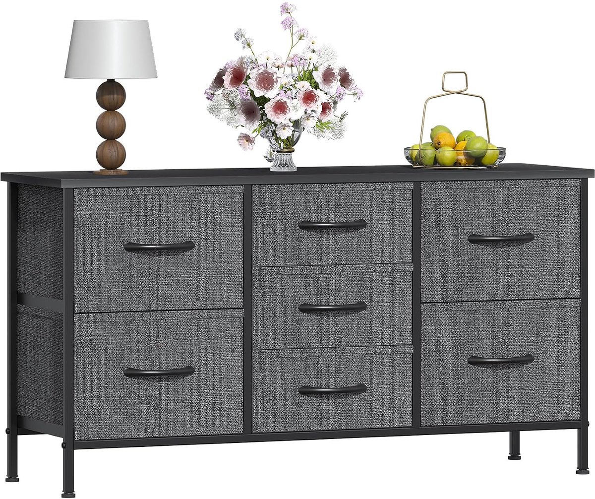 Lage ladekast met 7 stoffen lades - Donkergrijs/zwart - Voor woonkamer en slaapkamer - Metalen frame en MDF blad - Verstelbare voetjes - 100 x 30 x 54 cm