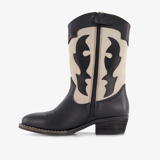 Zwarte en beige westernlaars met ritssluiting aan de zijkant en decoratieve stiksels op de neus.
