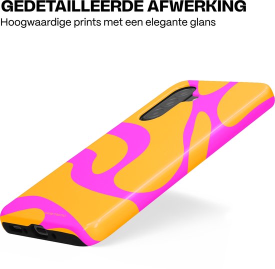 Oranje telefoonhoes met roze golvende patronen, op een Samsung telefoon.
