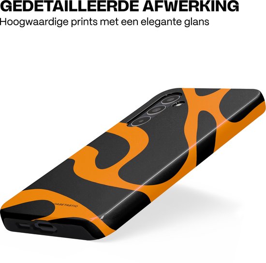 Zwarte telefoonhoes met gedetailleerde oranje strepen en een glanzende afwerking.