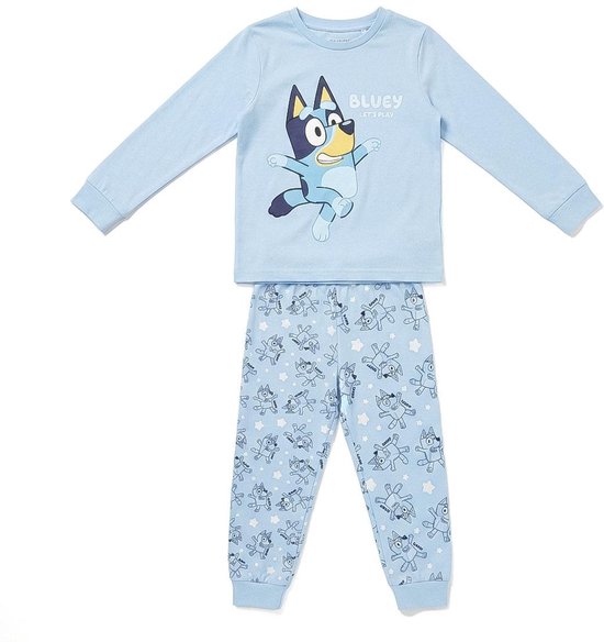 Lichtblauwe pyjama met Bluey op de borst en sterren op de broek.