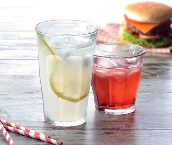 Deux verres Duralex Picardie : un avec limonade jaune, tranche de citron et glace, et un avec boisson rouge et glace. Un hamburger et des pailles en arrière-plan.