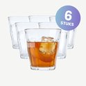 Zes Duralex Picardie waterglazen, waarvan één gevuld met een oranjebruine drank en ijs.