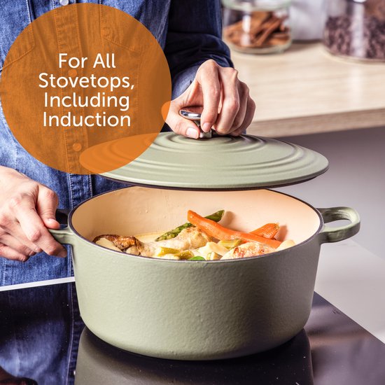 Groene braadpan met eten, deksel wordt opgetild. Geschikt voor inductie.