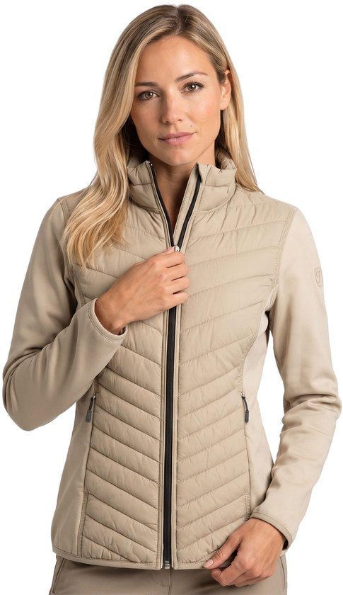 Model draagt een beige Falcon outdoorjas met gewatteerd voorpand en ritssluiting.