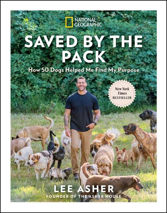 Boekomslag Saved by the Pack met Lee Asher omringd door vele honden in een groen park.