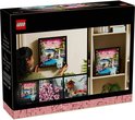 Emballage LEGO présentant une décoration murale en fleurs de cerisier japonaise avec des détails du design 3D.