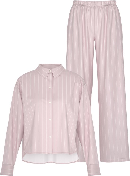 Roze pyjamaset met witte verticale strepen, inclusief een overhemd met knoopjes en een broek met elastische taille.