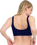 Blonde vrouw draagt een zwarte, naadloze Bamboo Basics sport-bh met een lage rug en brede schouderbanden.
