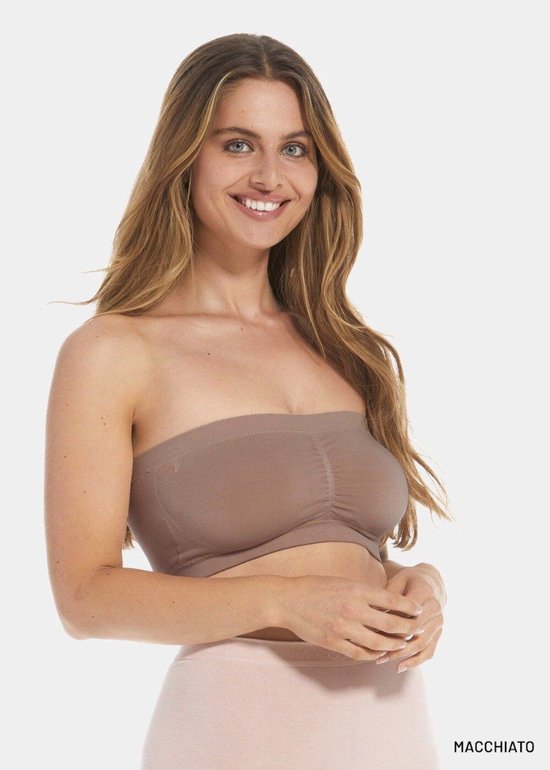 Model in kleur Macchiato draagt bruine naadloze bandeau-beha.