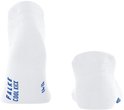 Witte enkelsokken met blauwe 'FALKE COOL KICK' tekst en maat 42-43 op de onderkant.