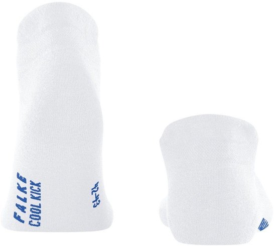 Witte enkelsokken met blauwe 'FALKE COOL KICK' tekst en maat 42-43 op de onderkant.