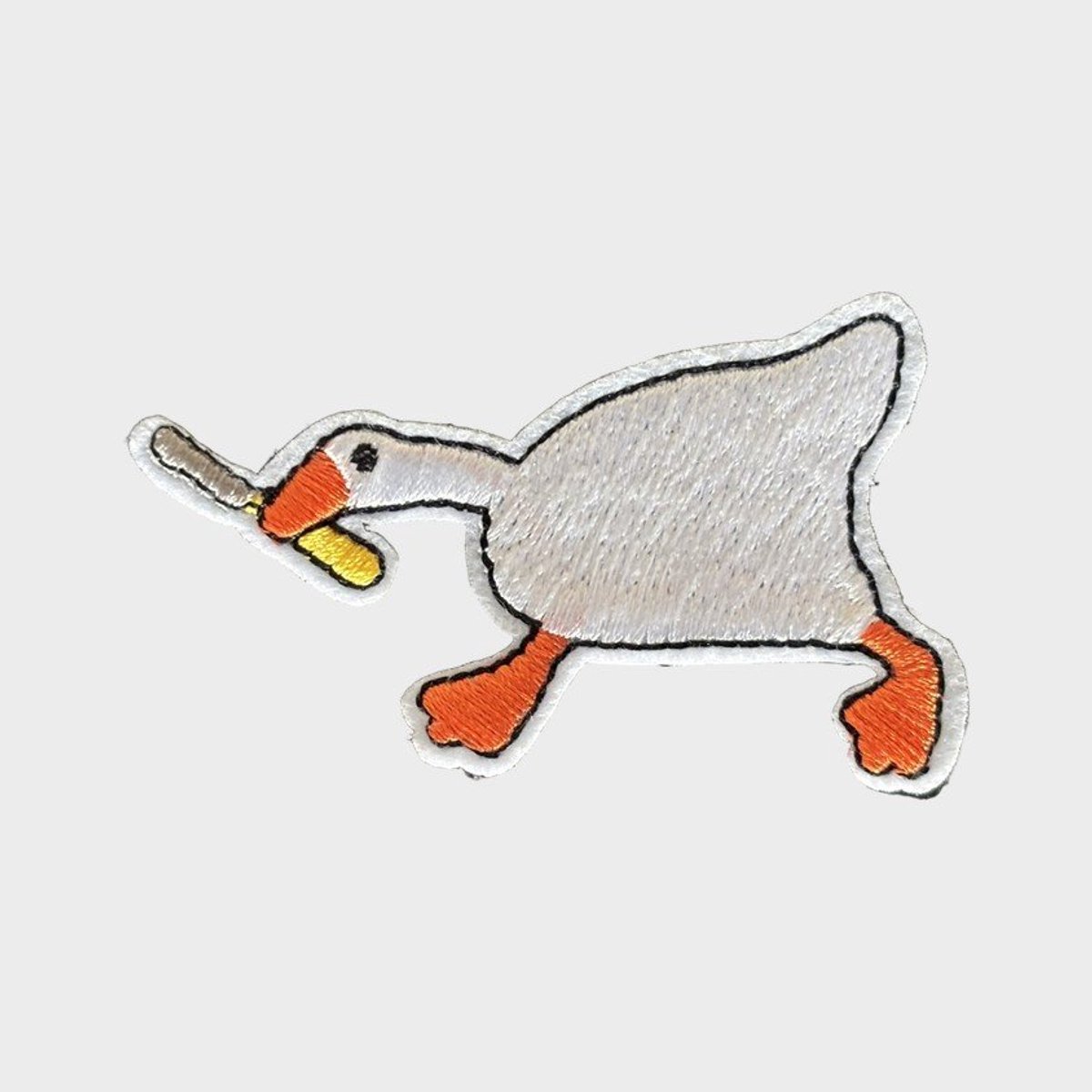 Patchy® – Goose With Knife Strijk Embleem Patch 7 x 4 cm