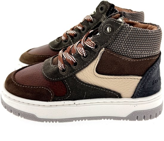 Hoge bruine leren en suède sneakers met beige en grijze accenten en bruin-witte veters.