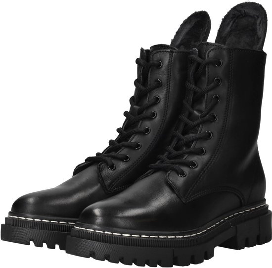 Zwarte Tamaris dames veterlaarzen met teddy voering, dikke profielzolen en witte stiksels.