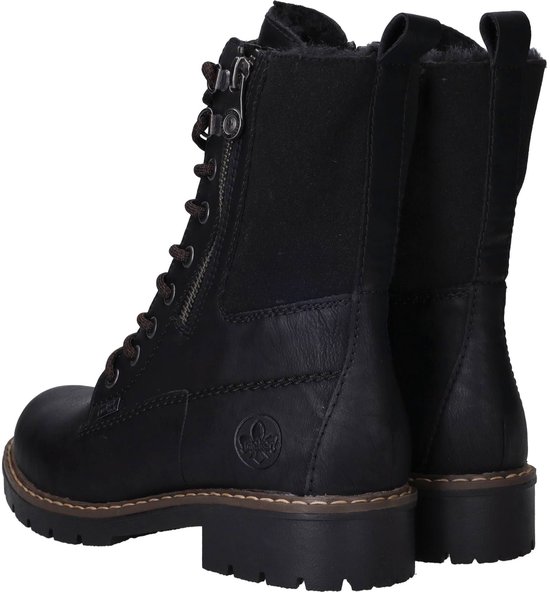 Zwarte Rieker veterboots met veters en rits. Dikke zool met bruine stiksels.