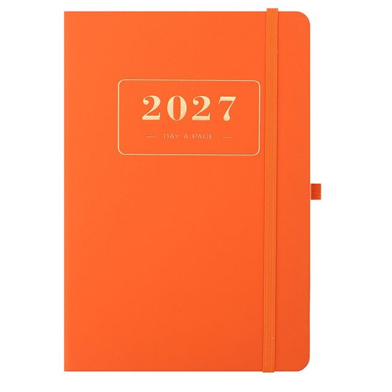 Een opengewerkte oranje 2027 dagplanner met een gouden opdruk, een elastische band en een bladwijzerlint.