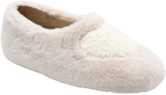 Lichtbruine pantoffel met een crème teddy hart op de zijkant.
