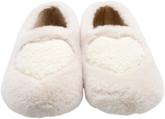 Lichtbruine pantoffels met een crème hart van teddy stof op de neus.