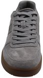 Voorkant grijze suède sneaker met bruine zool en veters.