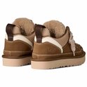 Achterkant van de bruine UGG Lowmel sneakers met taupe suède en off-white accenten. Extra voering van schapenwol.