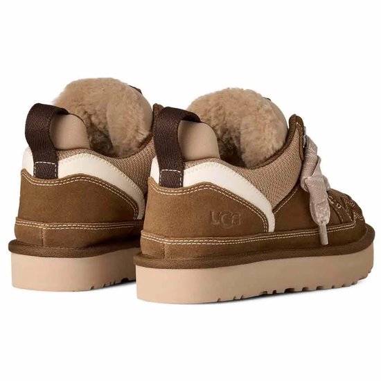 Achterkant van de bruine UGG Lowmel sneakers met taupe suède en off-white accenten. Extra voering van schapenwol.