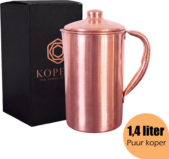 Koperen waterkan met deksel, 1,4 liter inhoud, puur koper, naast een zwarte Kopero doos.