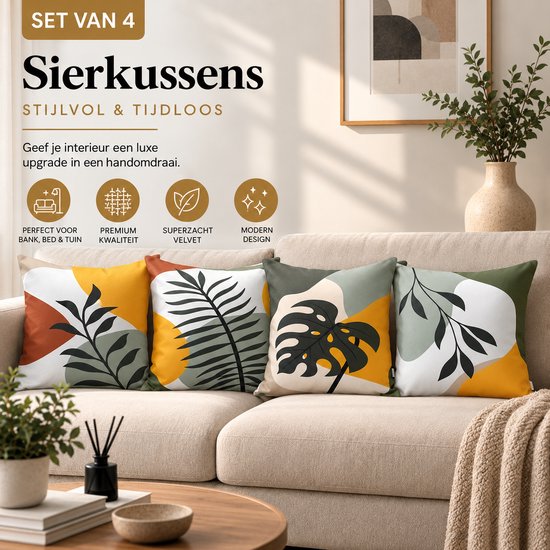 Vier sierkussens met abstracte bladeren in oranje, geel, groen en crème, gestyled op een beige bank. Ook te zien is een woonkamer met meubels en planten.