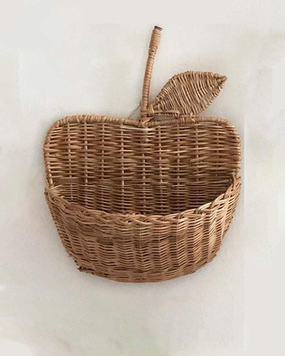 Rotan Opbergmand In Appelvorm. Muur Decoratie. Rekwisieten Kunnen Aan De Muur Worden Gehangen Of Op Tafel Worden Geplaatst. Uitgerust Met Niet-markerende Haak. Kleur: Bruin