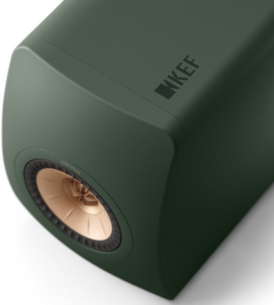 Detail van de mosgroene KEF LS50 Meta speaker met koperkleurige driver en KEF-logo.
