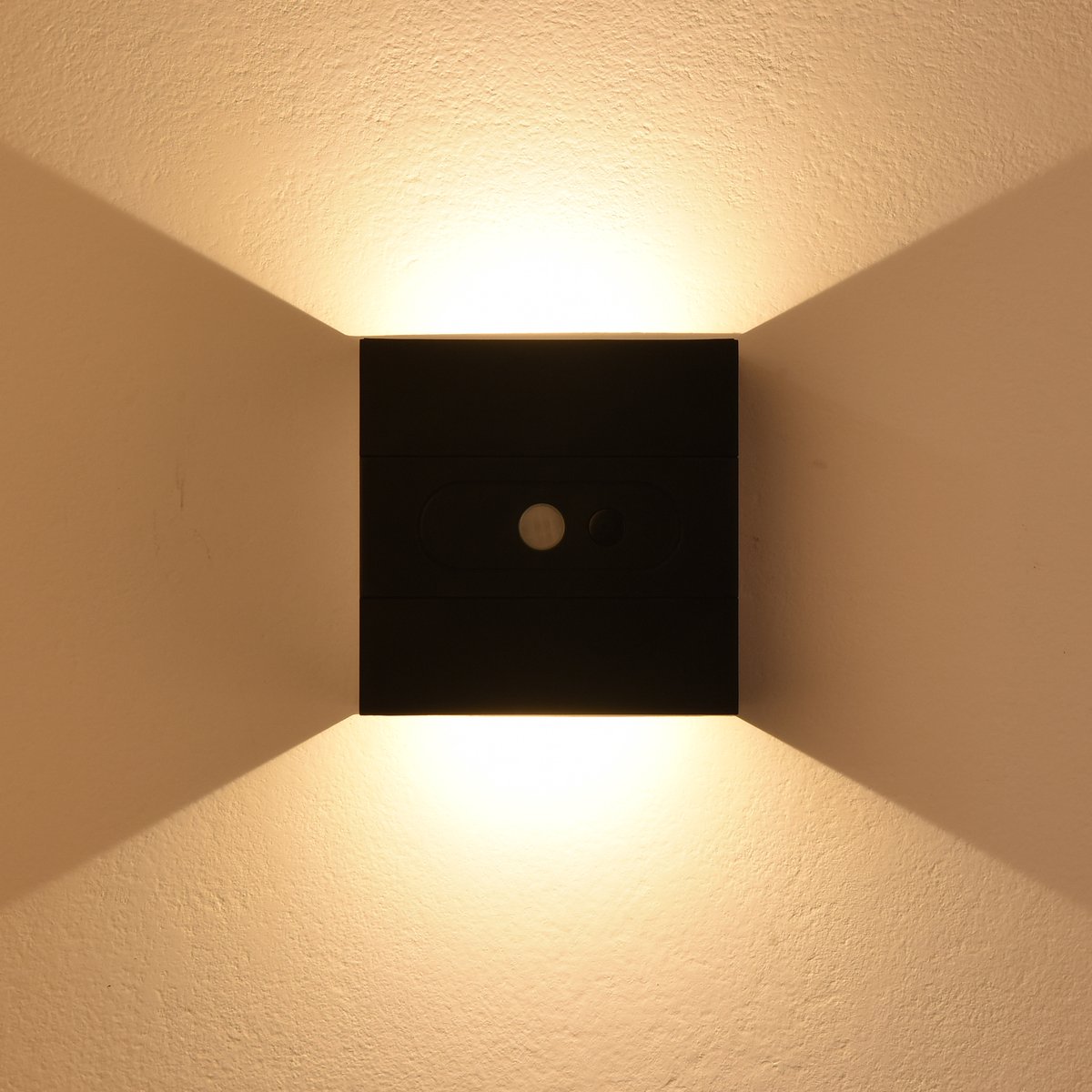 LED-wandlamp – Binnenwandlamp – Magnetische wandlamp – Verlichting boven en onder – Bewegingssensor – Oplaadbaar via USB-C – Met schakelaar – Geschikt voor woonkamers, slaapkamers, trappenhuizen en gangen – 2200 mAh – 3000K warm wit licht – Zwart