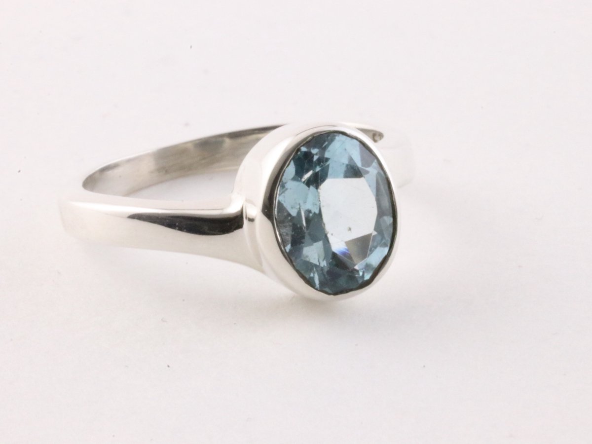 Zilveren ring met blauwe topaas - maat 16
