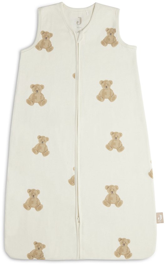 Roomwitte babyslaapzak met all-over print van beige teddyberen. De slaapzak heeft een ritssluiting aan de voorkant.