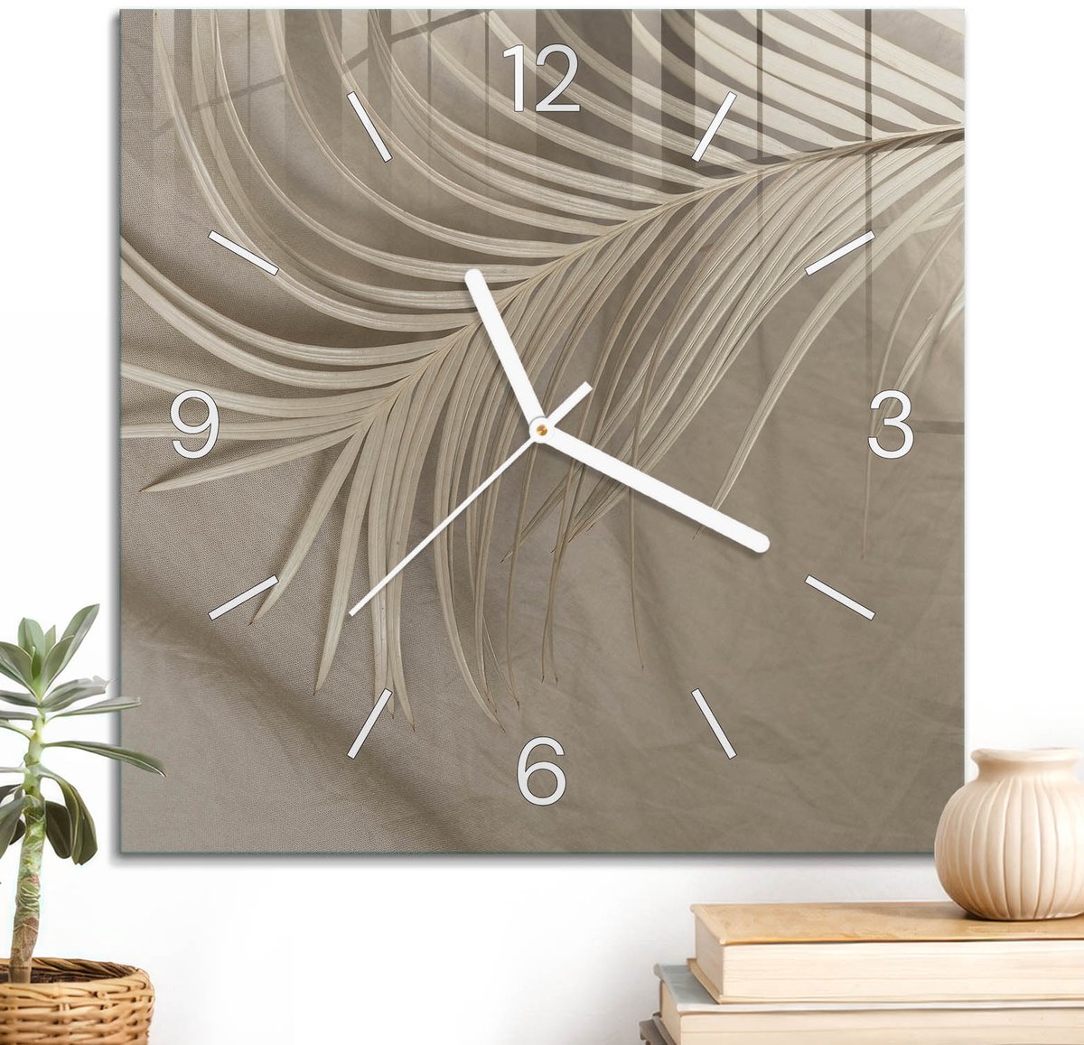 ArtPrintCave Beige Glazen Klok - 30x30 cm - Wandklok Vierkant - Beige Bladeren Unieke Klok - Bloemen En Planten Stille Wandklok - Witte Klokwijzers