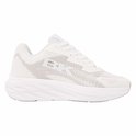 Witte lage sneaker met gebroken wit patroon, witte veters en dikke zool.