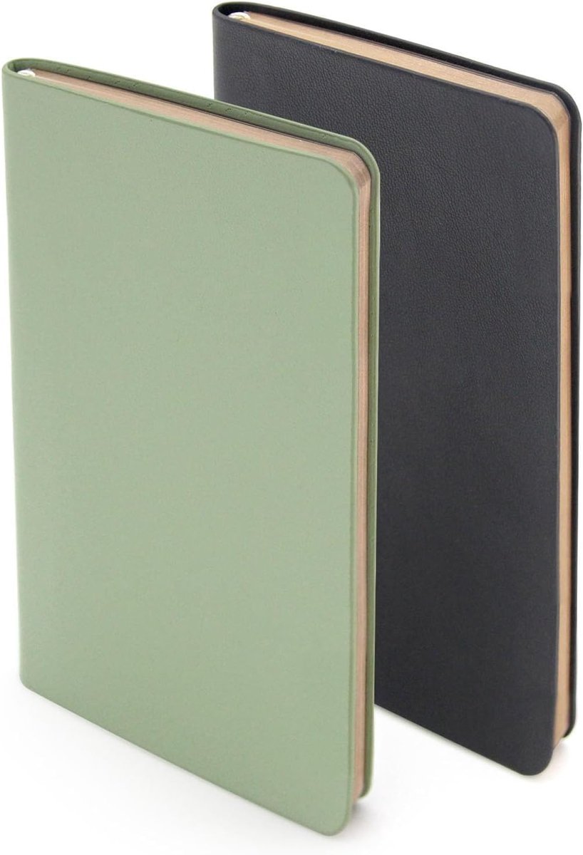 Pocket Notebook met zachte lamsleren omslag & 55g doorloopbestendig papier. Voorzien van gelinieerde/rasterpagina's, vergulde randen en geschenkdoosverpakking. Black & Grass