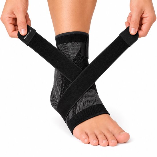 Une personne enfilant une genouillère MyBodyFuel noire avec des détails gris. Les sangles réglables sont fixées en croisant.