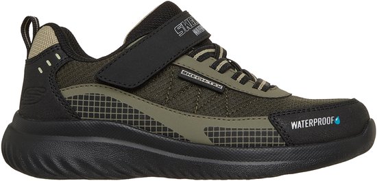 Buitenzijde van een zwarte en olijfgroene Skechers sneaker met 'WATERPROOF' aanduiding.