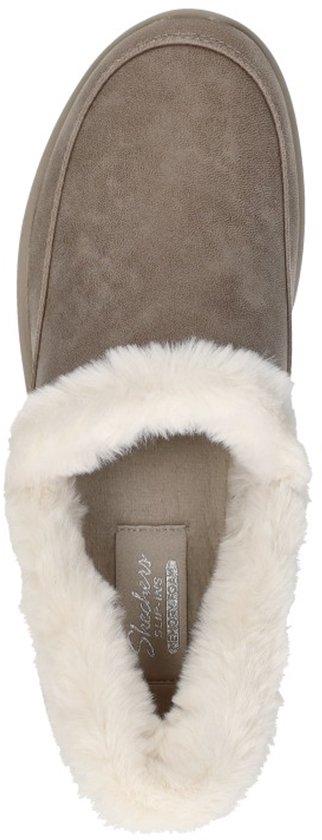 Beige Skechers instap-slof met suède-look en witte imitatiebont voering, voorzien van Skechers Memory Foam label.