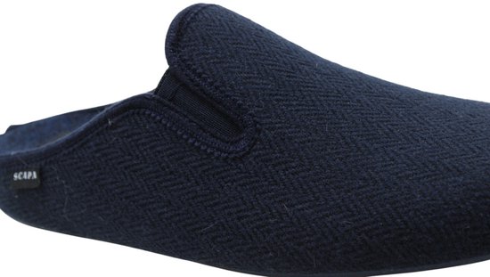 Donkerblauwe herenpantoffel met visgraatmotief en Scapa-label.
