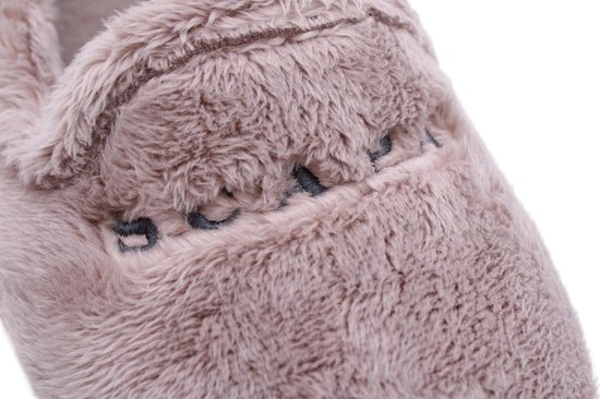 Detail van een lichtroze pluche pantoffel met het merk 'SCAPA' geborduurd in donkergrijze letters.