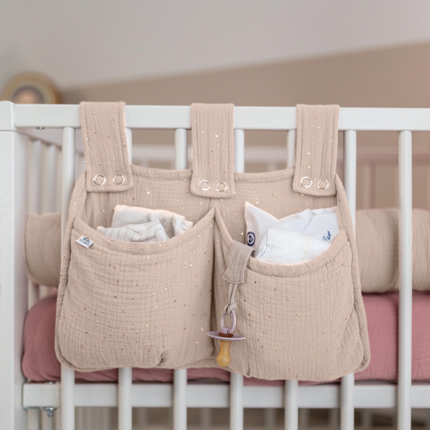 LILIMAUS Bed organizer voor kinderbed met gouden details - hangend bedtasje met 2 vakken - mousseline katoen - zachtroze